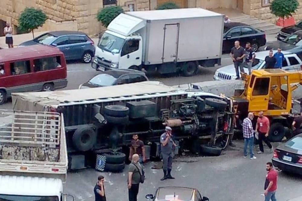 لبنان: انقلاب شاحنة تحمل ذخائر وسقوط قتيلين