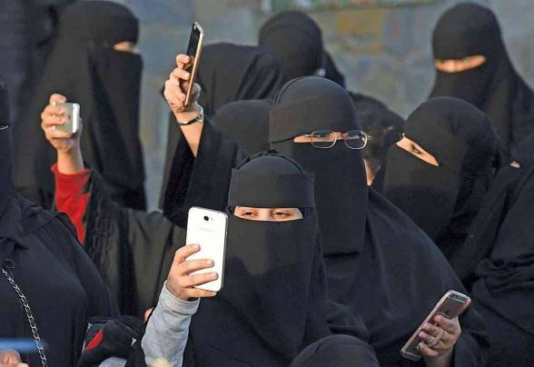 السعوديات أكثر استخداما للهاتف النقال بنسبة 96
