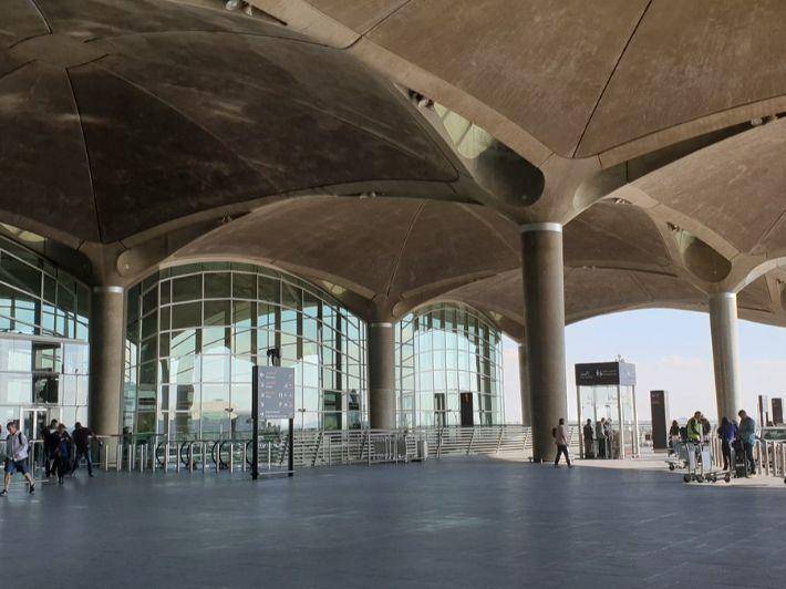 الحكومة تطرح عطاء لإنشاء مبنى بمطار الملكة علياء