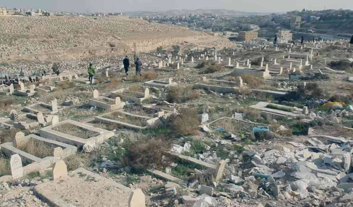 إخراج جثة طفلة من مقبرة الرصيفة