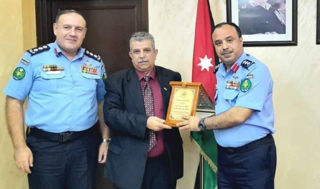 الزعبي يُكرم مدير شرطة الرمثا العقيد عمر الجبور