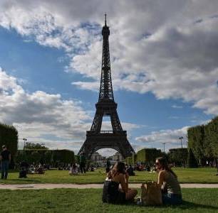 إخلاء برج إيفل في باريس بعد تهديد بوجود قنبلة