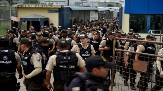 الإكوادور تنقل زعيم عصابة هدد مرشحا رئاسيا تعرض للاغتيال إلى سجن شديد الحراسة