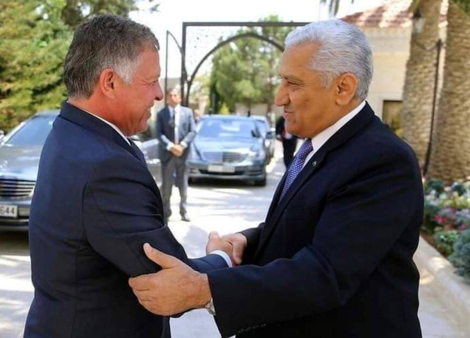الملك يلتقي وجهاء السلط بمنزل النسور