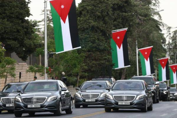شاب يعترض موكب الملك وجلالته يأمر بتلبية طلبه والاستماع له