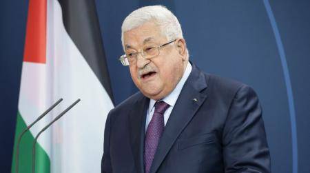 عباس يصل القاهرة للمشاركة بالقمة الثلاثية