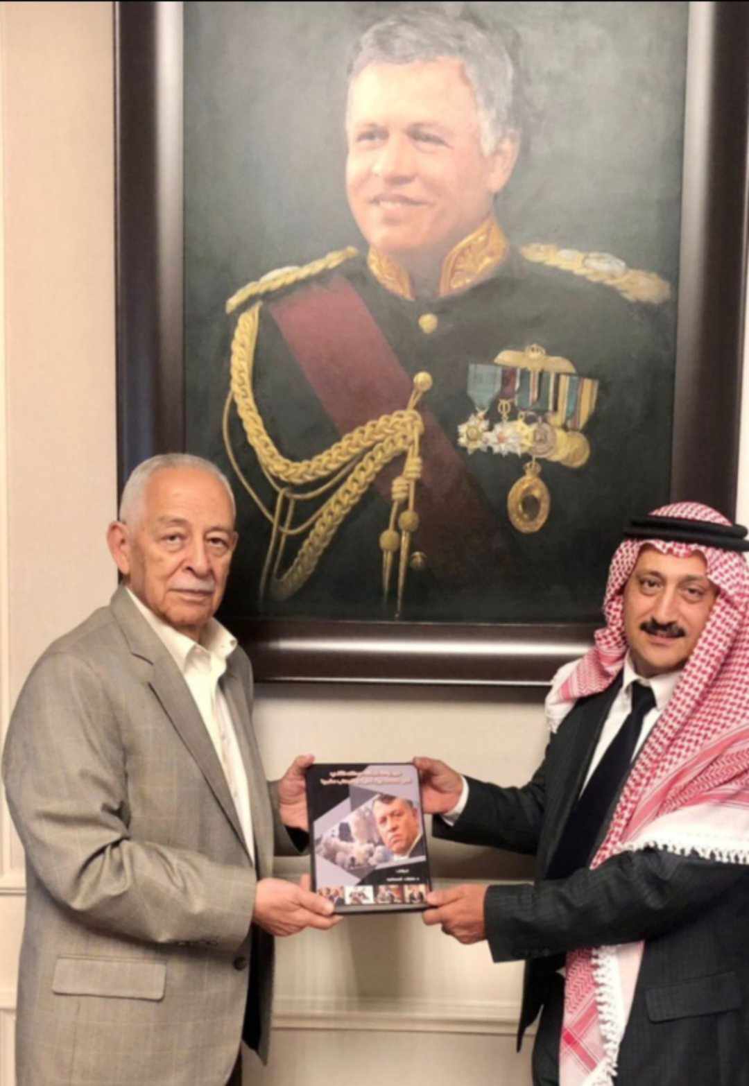 العساكره  يهدي كتابه لمعالي العيسوي