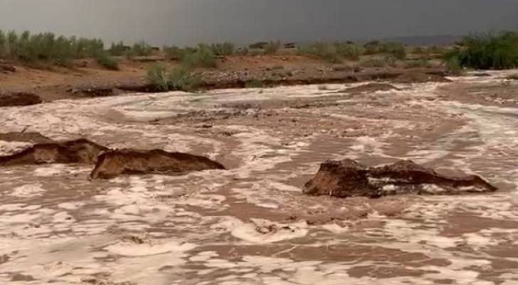 سيول جارفة جراء الأمطار الغزيرة في بلدة الديسة جنوب الأردن