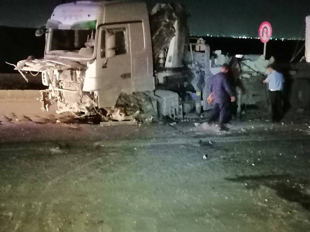 الأشغال تتعامل مع حادثة انقلاب شاحنة بمنطقة ثغرة الجب