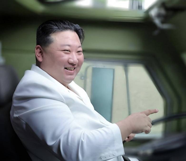 زعيم كوريا الشمالية يقود سيارة مدرعة قتالية