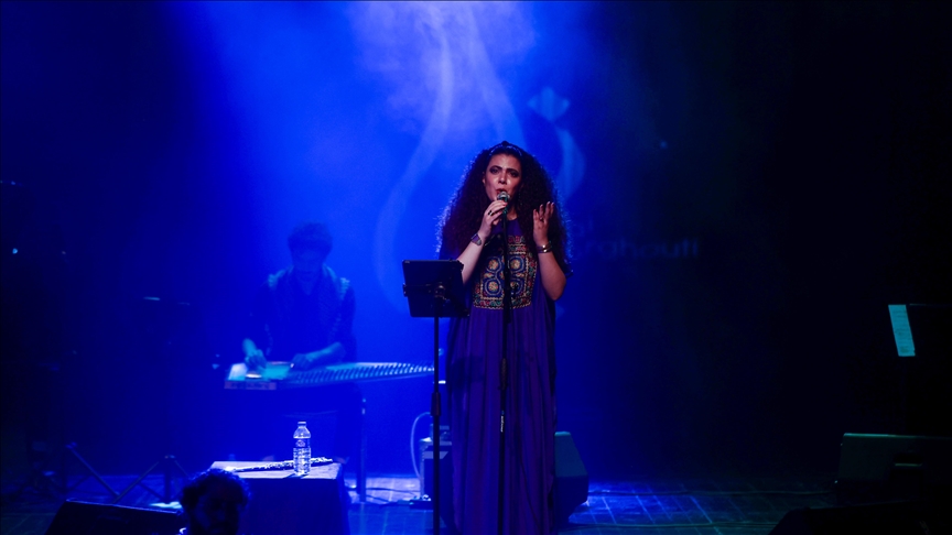 المغنية الفلسطينية ناي برغوثي تحيي أولى حفلاتها بإسطنبول