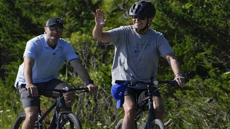 سلوك بايدن يثير استياء أمريكيين