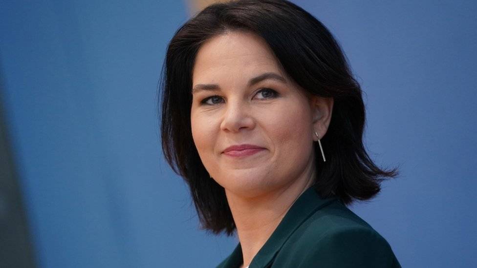 عطل يجبر طائرة وزيرة خارجية ألمانيا على العودة إلى أبوظبي