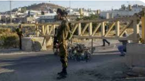 الاحتلال يغلق البوابة الحديدية في الأغوار الشمالية ويعتقل 19 فلسطينيا