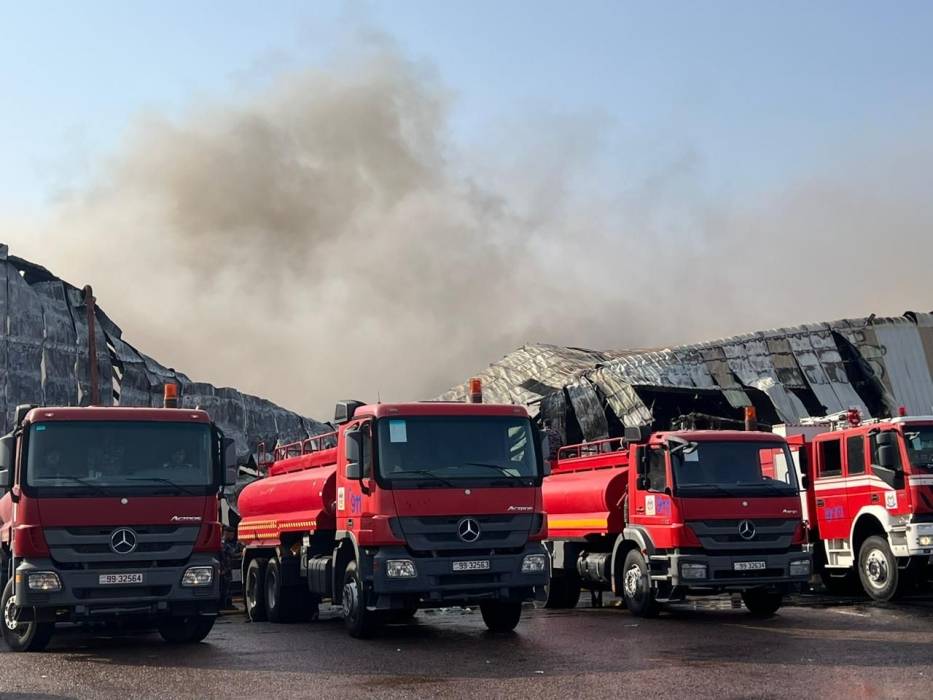 الدفاع المدني يخمد حريق مستودعين يحتويان على رولات ورق وأجهزة كهربائية وإطارات في محافظة العقبة