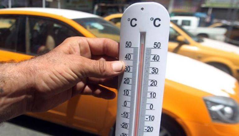 شدة الحرارة.. تذيب حذاء شاب عراقي وتلصقه بالأرض