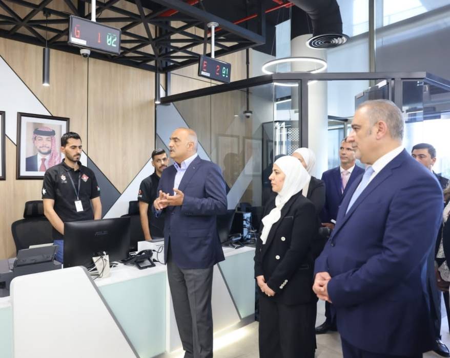 الخصاونة يفتتح مركز الخدمات الحكومية الشامل في مطار الملكة علياء الدولي