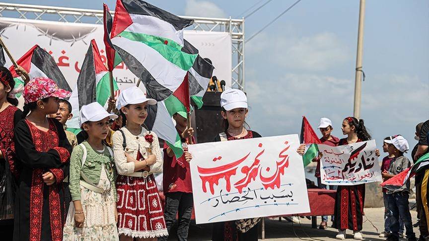 غزة.. أطفال يحتجون على استمرار الحصار الإسرائيلي للقطاع