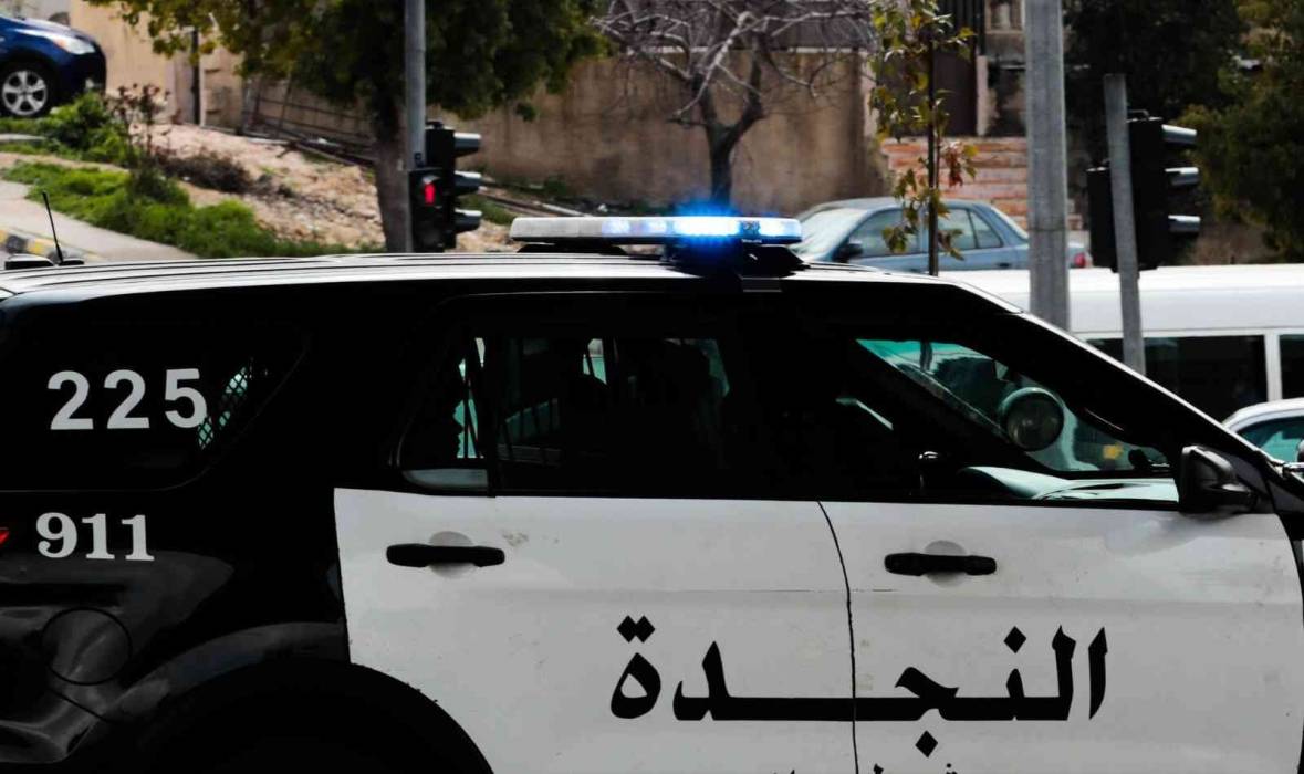 احتفالات التوجيهي.. تحطيم زجاج دورية أمن في إربد