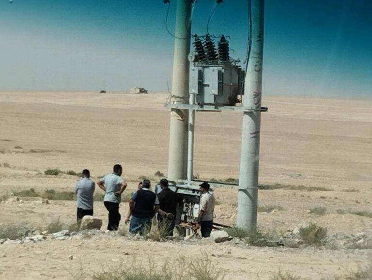 الأشغال تزيل اعتداءات على لوحات انارة في  منطقة الدامخي بلواء الجيزة...صور