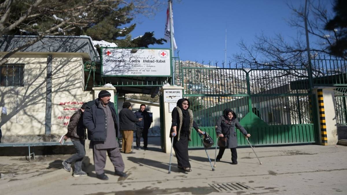 الصليب الأحمر يلوح بوقف تمويل 25 مستشفى في أفغانستان
