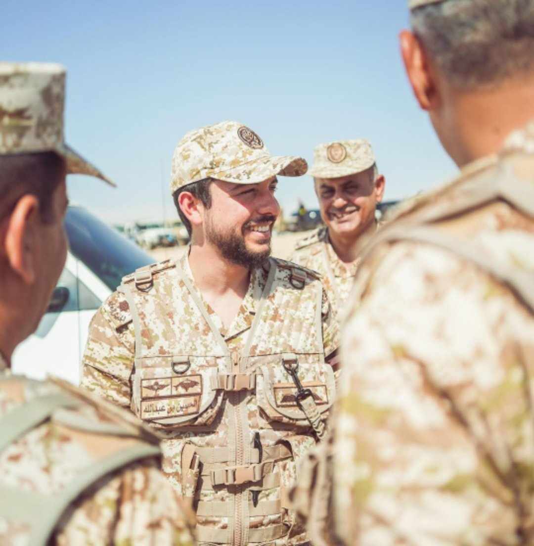 نائب الملك يحيي نشامى سلاح المدفعية والإسناد الناري على أدائهم في “السد المنيع”