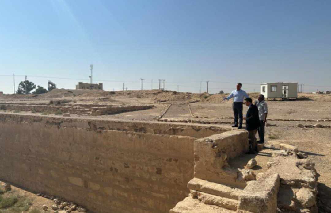وزير السياحة والآثار يزور قلعة القطرانة