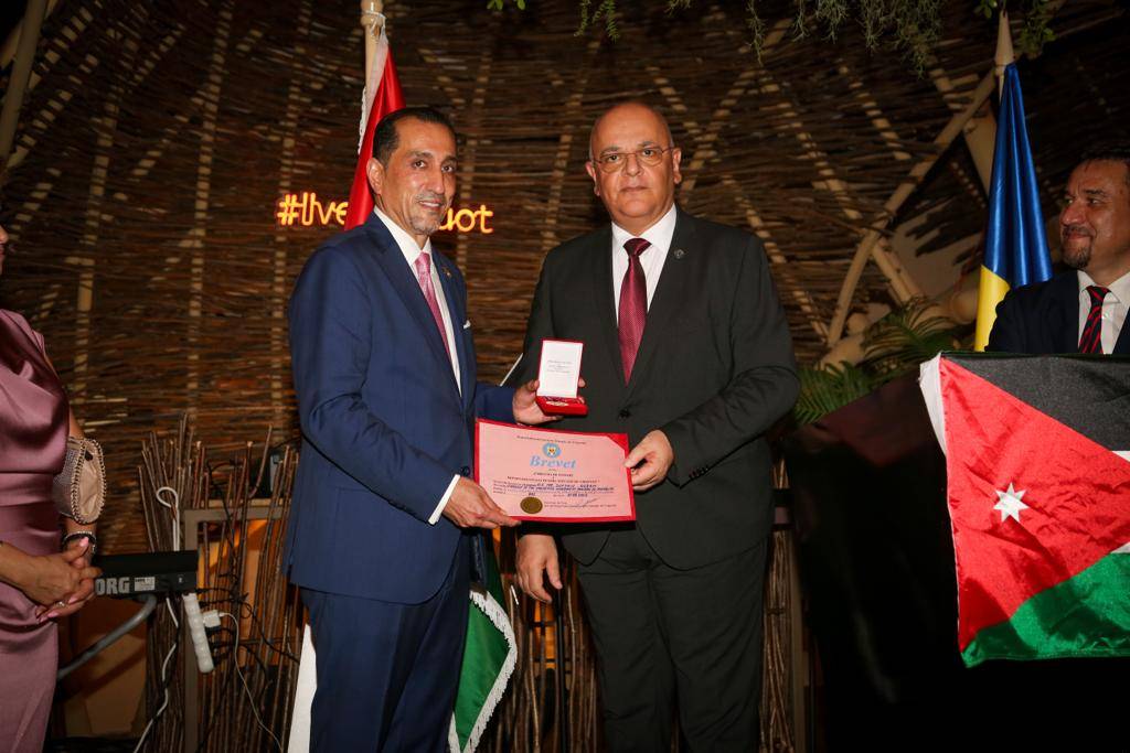 رومانيا تمنح السفير القضاة وسام الشرف بمناسبة انتهاء مهامه