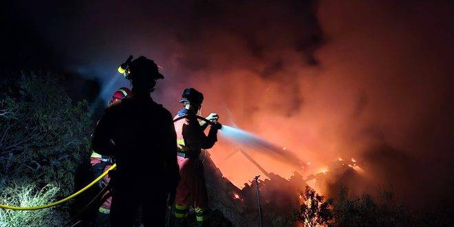 إجلاء سكان في جزر الكناري مع اتساع رقعة حرائق الغابات