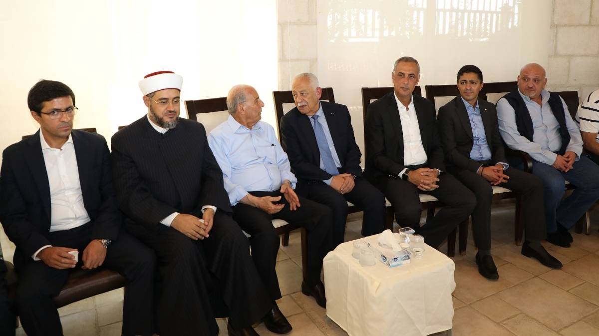 مندوبا عن الملك وولي العهد ..  العيسوي يعزي عشيرة الدباس...صور