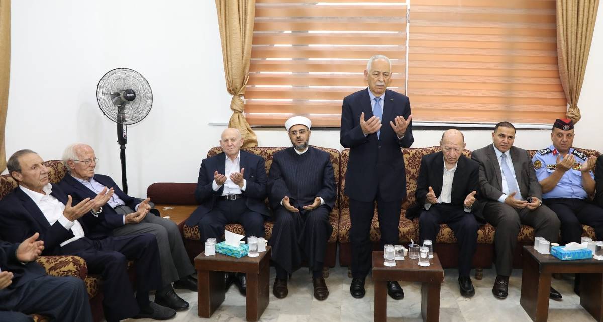 مندوبا عن  الملك  وولي العهد ..العيسوي  يعزي عشيرة الحديدي....صور