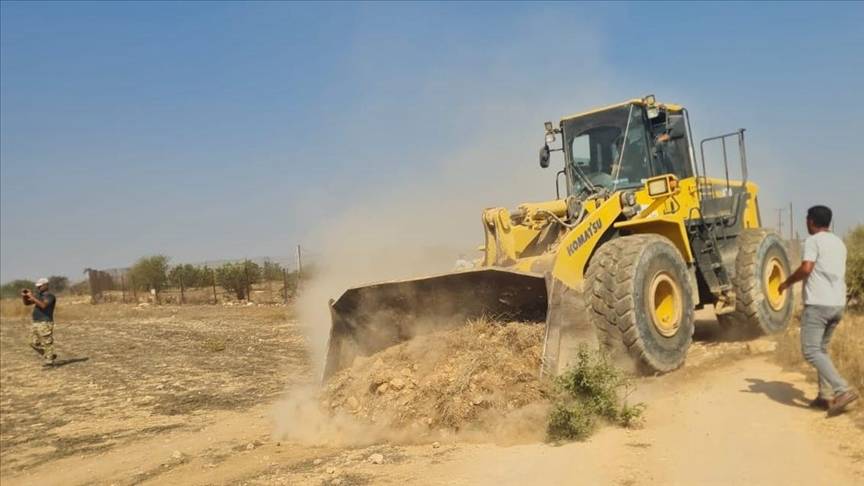 قبرص التركية تواصل توسيع طريق لتسهيل عبور مواطنيها لبلادهم