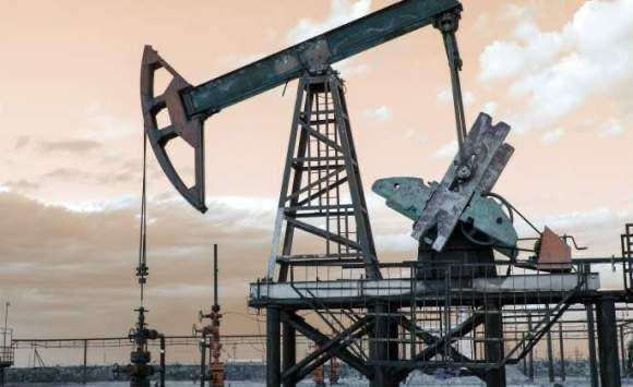 أميركا تبدأ بتفريغ ناقلة تحمل شحنة نفط إيراني