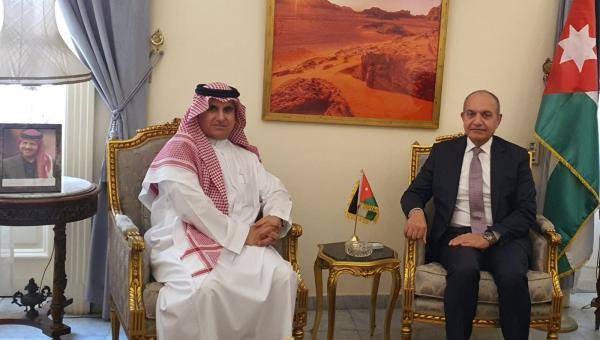 العضايلة يلتقي نظيره السعودي في القاهرة
