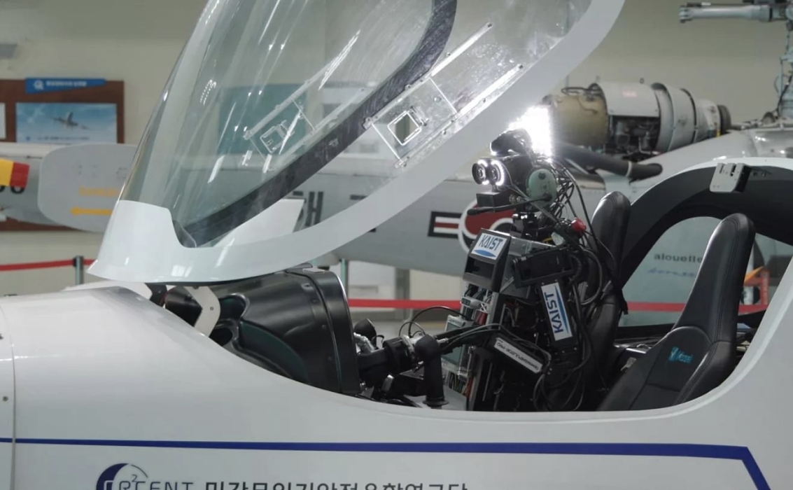 تطوير روبوت بشري قادر على قيادة الطائرات
