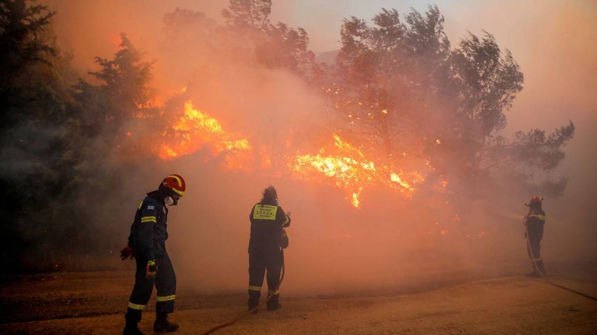 وسط جهود هائلة لكبح النيران.. توسع رقعة الحرائق في اليونان