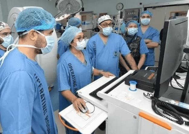 استخدام روبوت لزراعة شرائح بالمخ في جدة