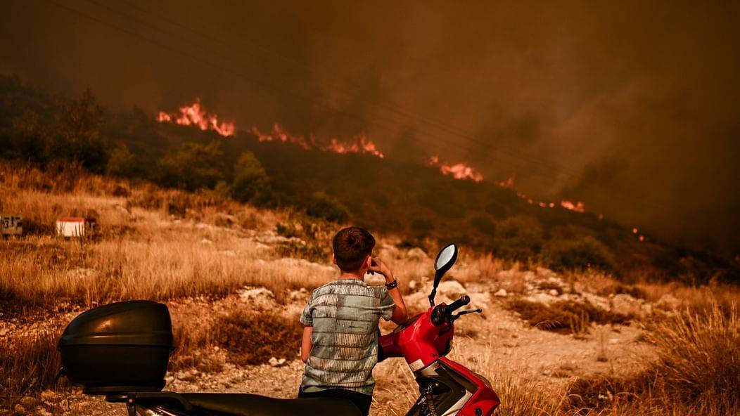 أوامر بإخلاء منطقة في محيط أثينا بسبب الحرائق