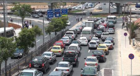 تعطل مركبة يتسبب بازدحام مروري خانق أعلى جسر الثامن