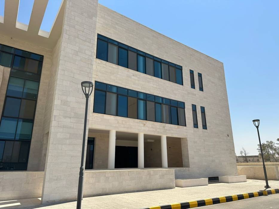 الأشغال: تحويلة مؤقتة على أوتوستراد عمانالزرقاء لتركيب جسر مشاة...صور