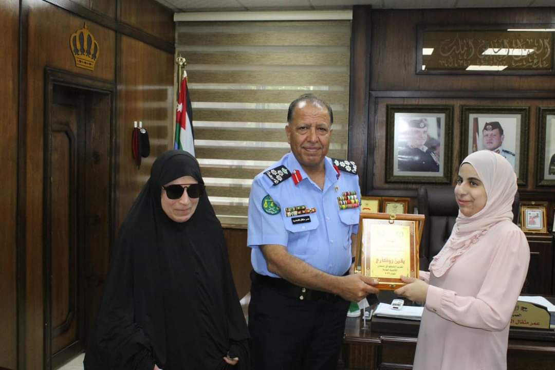 العميد الكساسبة يُكرم الطالبة الكفيفة يقين زوكاري في اربد