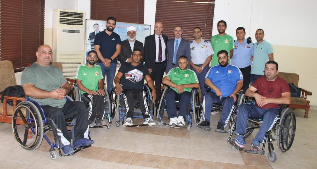 الهيئة الهاشمية للمصابين العسكريين توزع كراسي متحركة...صور