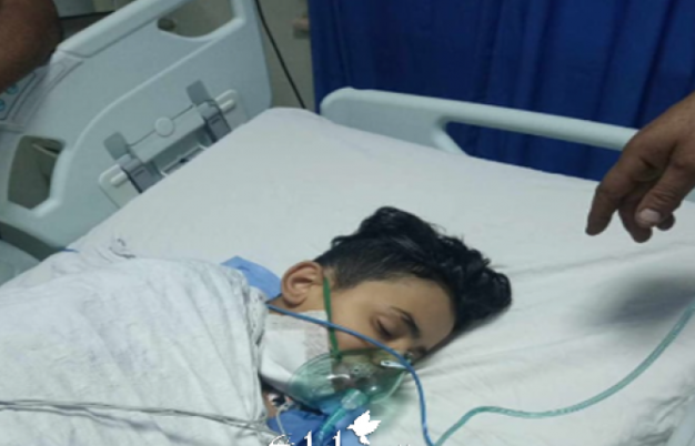 شاهد .. سيخ حديد يخترق عنق طفل ويخرج من فمه في محافظة الزرقاء
