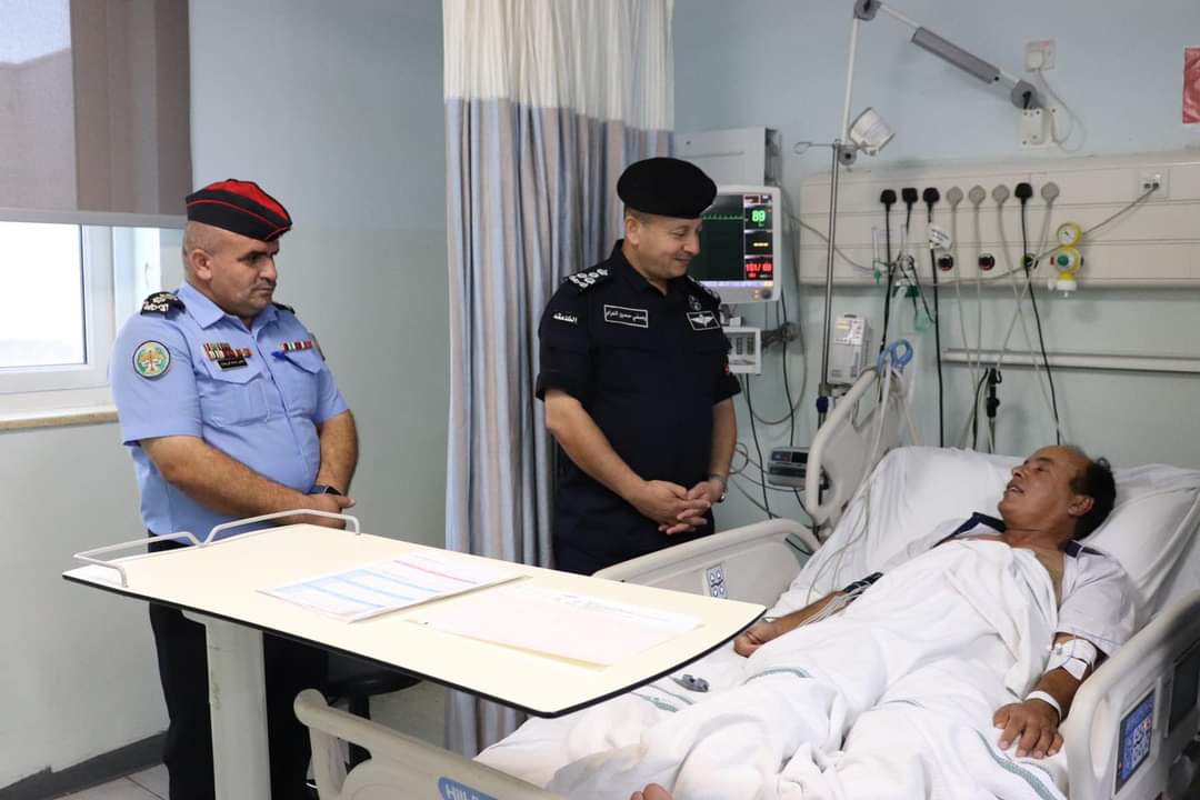 مدير شرطة عجلون يزور العقيد المتقاعد المقدادي
