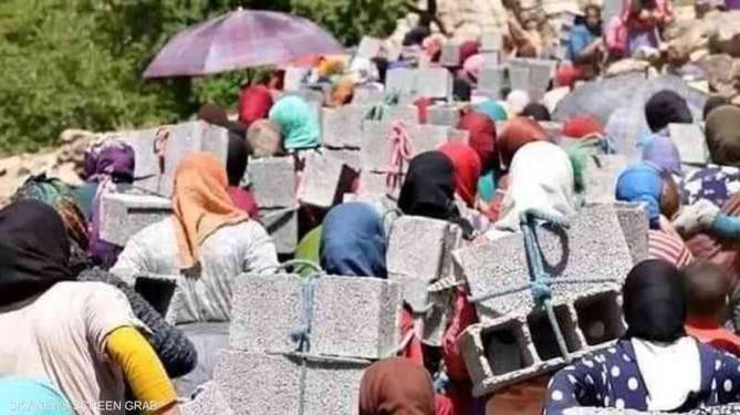 نساء يحملن الطوب ويصعدن جبالا وعرة لبناء مسجد في المغرب