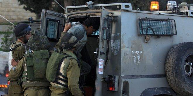 قوات الاحتلال تعتقل خمسة فلسطينيين بالضفة الغربية