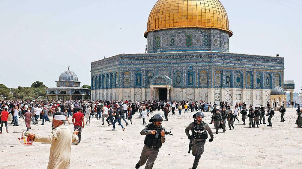 إصابة 4 فلسطينيين بمواجهات مع الشرطة الإسرائيلية قرب المسجد الأقصى