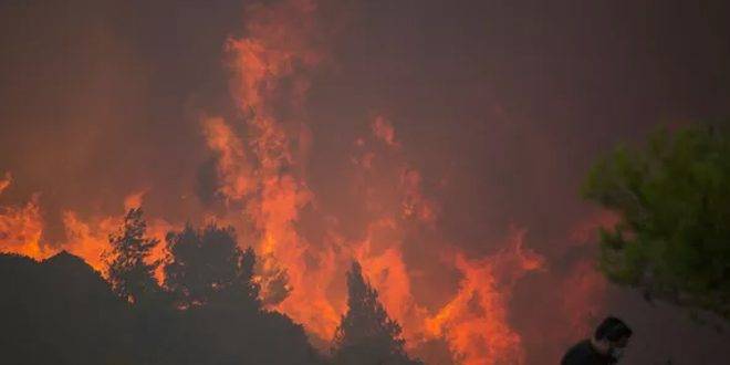 ارتفاع حصيلة ضحايا الحرائق في اليونان إلى 21 شخصاً