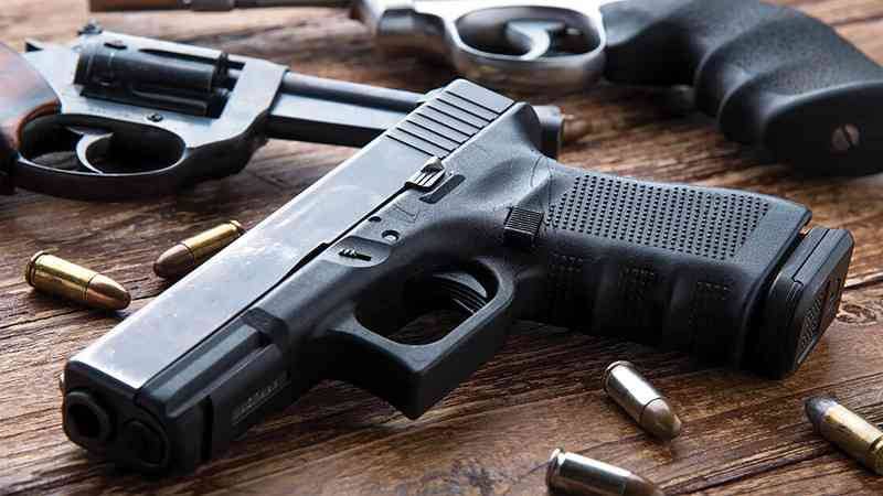 شخص يفتح النار على شاب في البقعة
