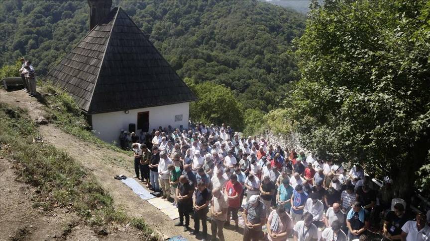 مئات البوسنيين يؤدون صلاة الجمعة في مسجد كوشلات